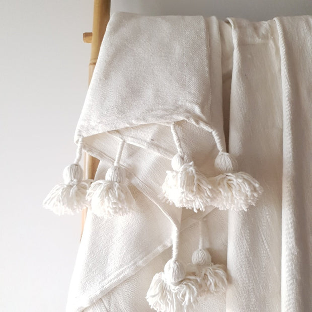 A Little Morocco, pompom blanket white, detail